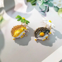 Cute Animal Hedgehog Brooches Daisy Corsage Lapel Pin Scarf Bag Clothes Classic Jewelry Gift for Woman Girl