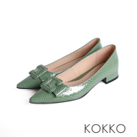 【KOKKO 集團】經典霸氣同色大方扣鑲嵌魚紋尖頭鞋(盎然綠)