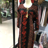 Daster Rayon Twill Lengan Panjang dengan Desain Bunga Merah dan Hitam