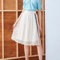 【IGD 英格麗】速達-網路獨賣款-優雅蕾絲文字織帶造型裙(白色)
