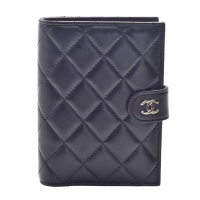 CHANEL 經典金色雙C LOGO菱格紋羊皮多夾層護照夾(黑/酒紅色)