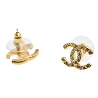 【CHANEL 香奈兒】經典菱格壓紋雙C LOGO造型穿式耳環(金色ABD035-OR)