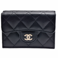 CHANEL 經典金色雙C LOGO菱格粒紋牛皮暗釦三折短夾(黑色)