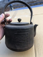 日本回流京都老鐵壺一把，壺身和底部有紋路和圖案。壺把嵌銀品相