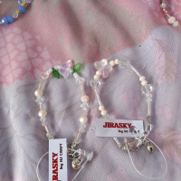 Gelang tangan yg cantik berbahan manik payet dan sentuhan beberapa batu ceko kristal menambah aksen 