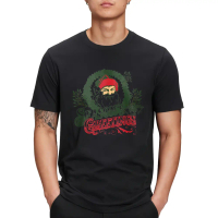 Kaos Pria Hitam Desain Santa dengan Tulisan Season's Greetings dan Gambar Wajah Berjenggot Mengenaka