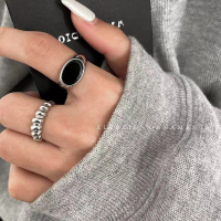 Cincin Hitam Kepang Vintage untuk Wanita, Desain Niche, Mewah Ringan, Nuansa High-End, Gaya Minimali