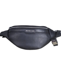 【Michael Kors】MK 銀字LOGO荔枝紋皮革側肩前/胸包黑色(贈原廠防塵袋紙袋母親節送禮)
