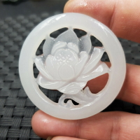 新款天然玉石新疆和田白玉蓮花掛件方解石玉鏤空吊墜玉牌車掛玉墜