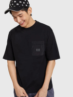 เสื้อยืดผู้ชาย Streetwear ตกแต่งกระเป๋ามีซิป สีดำ