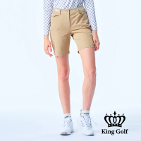 【KING GOLF】實體同步款-女款立體刺繡織帶拼接素面舒適修身休閒短褲/高爾夫球褲(卡其)