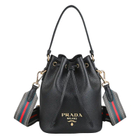 【PRADA 普拉達】PRADA 立體簍空金字LOGO荔枝紋設計小牛皮抽繩手提斜背水桶包(黑)