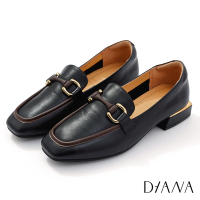 DIANA 2.7cm質感牛皮經典馬銜釦X皮革線條設計方頭低跟樂福鞋-巧克力