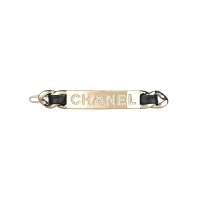 【CHANEL 香奈兒】CHANEL鑲嵌水鑽LOGO金屬飾皮革壓釦式髮夾(金)