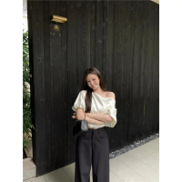 เสื้อไหล่อสมมาตร Yikeda Like Jennie ดีไซน์ผ้าซาตินแบบฟอง สำหรับผู้หญิง ฤดูร้อน มาใหม่ เสื้อเบลาส์อเน