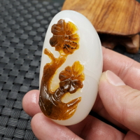精美天然玉石新疆白玉梅花吊墜方解石玉黃皮梅花吊墜手把件手玩件