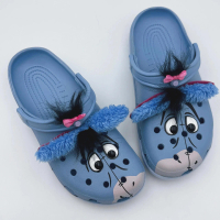 Giày clog hợp tác mới “Little Donkey Batman”, sandal đi biển mũi kín, thoải mái và bền bỉ, giày thườ