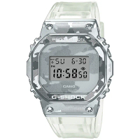 【CASIO 卡西歐】G-SHOCK 銀白透視數位方形腕錶/白x銀框(GM-5600SCM-1)