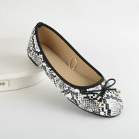 2025ReadyStock Flat Shoes Round Toe Casual Women's Flats Flat Shoes Luxury Women Men Sandals trendin