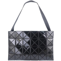 【ISSEY MIYAKE 三宅一生】BAOBAO 亮面方格4x6斜背包(黑色/大)