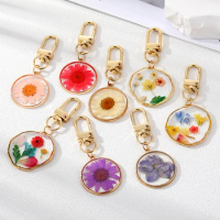 Round Natural Daisy Dried Flowers Keychains Keyring For Friends Gift Real Flower Leaf Plant Bag Car Airpods Box Key Accessories