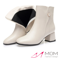 【MOM】真皮短靴 粗跟短靴/真皮優雅珍珠釦造型粗跟短靴(米)