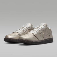【NIKE 耐吉】運動鞋 籃球鞋 女鞋 WMNS AIR JORDAN 1 LOW SE 金屬銀 棕 喬丹 AJ1 低筒(HQ3529099)