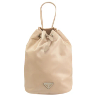 【PRADA 普拉達】經典三角LOGO尼龍束口小水桶包/萬用包(裸膚色)