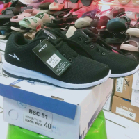 sepatu Ando hitam putih bertali.