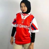 The Young Gun Jersey Rabona Vintage Fantasi Arsenal Klasik dengan Desain Merah Putih dan Biru Tua