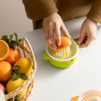 Manual Portable Citrus Juicer Multifunctional Lemon Lime Squeezer Citrus Hand Juicer with Bowl Strainer Kitchen Accessories