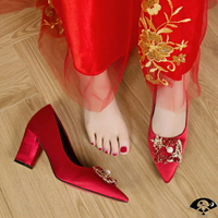 紅色婚鞋女粗跟龍鳳扣尖頭高跟鞋新娘秀禾鞋孕婦中跟中式結婚鞋子